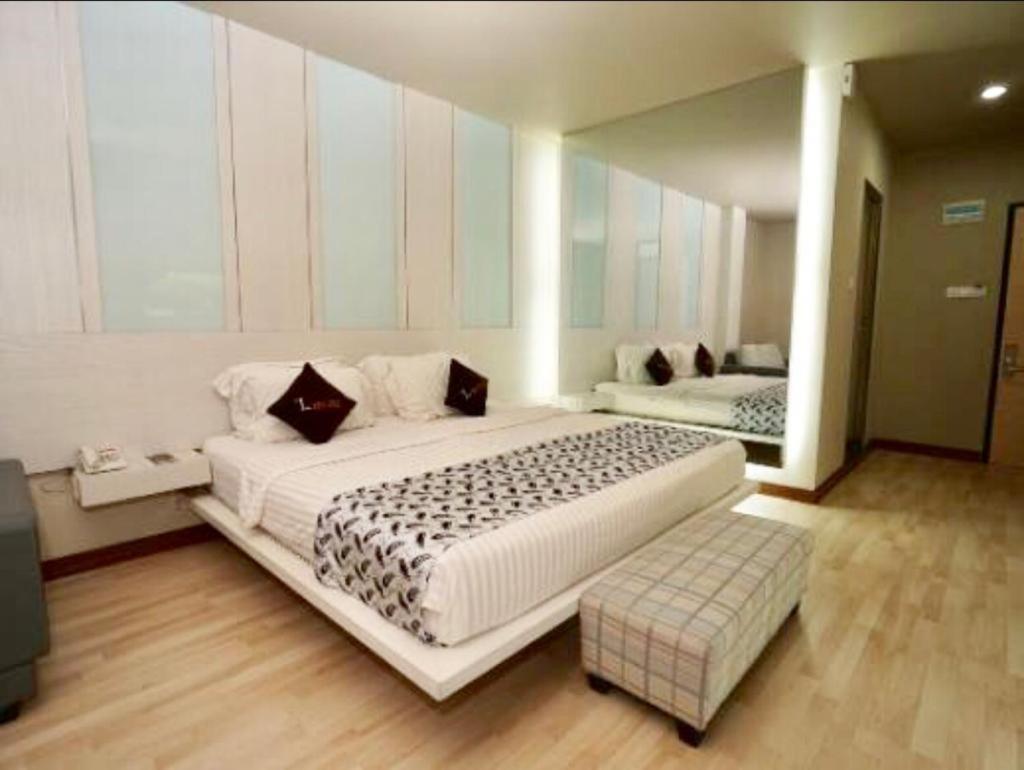 The L Hotel Entertainment Batam Exterior photo
